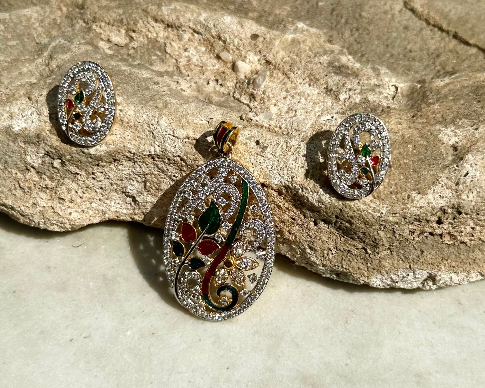 Aarav Pendant Set